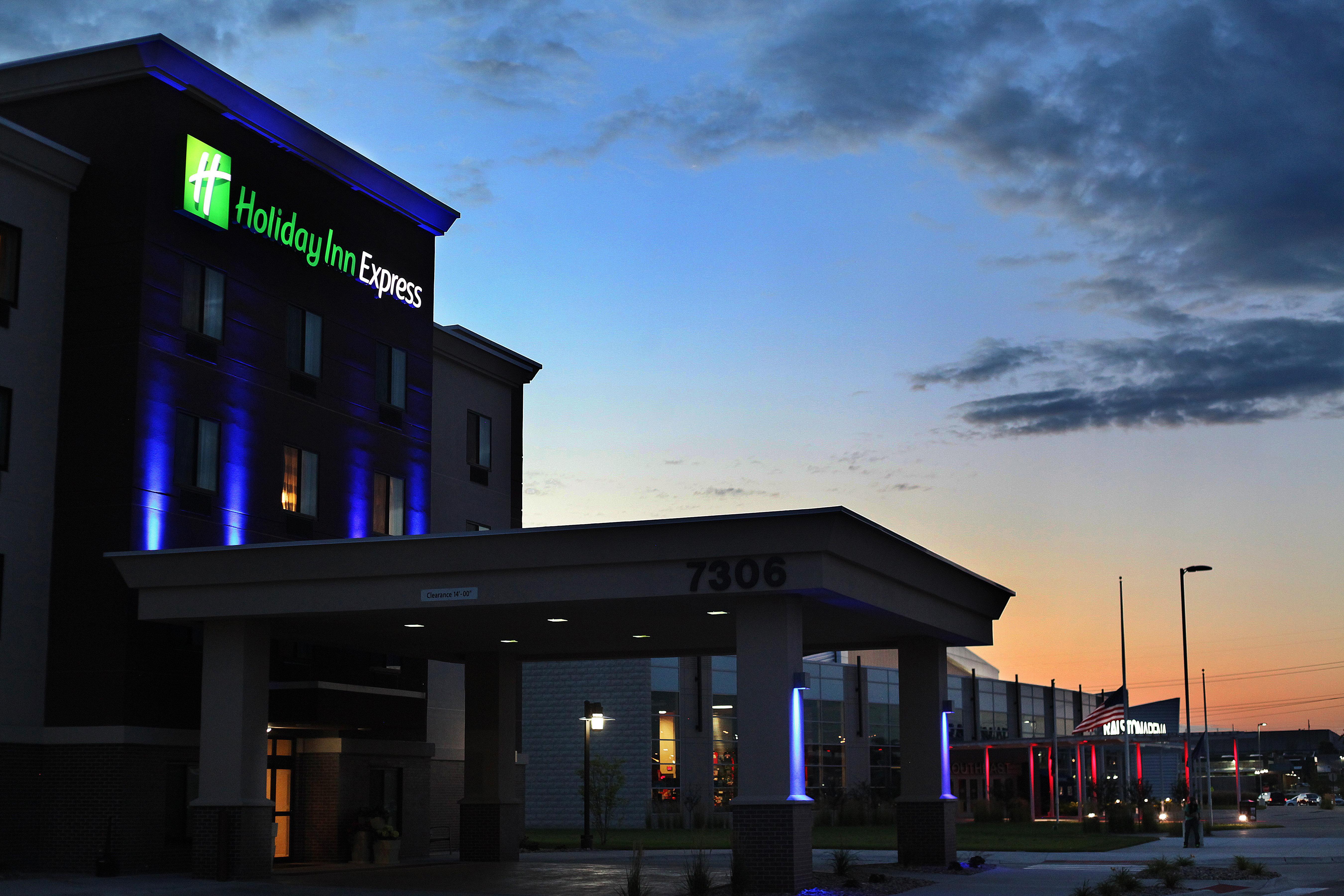 Holiday Inn Express & Suites Omaha South Ralston Arena By Ihg Exterior foto